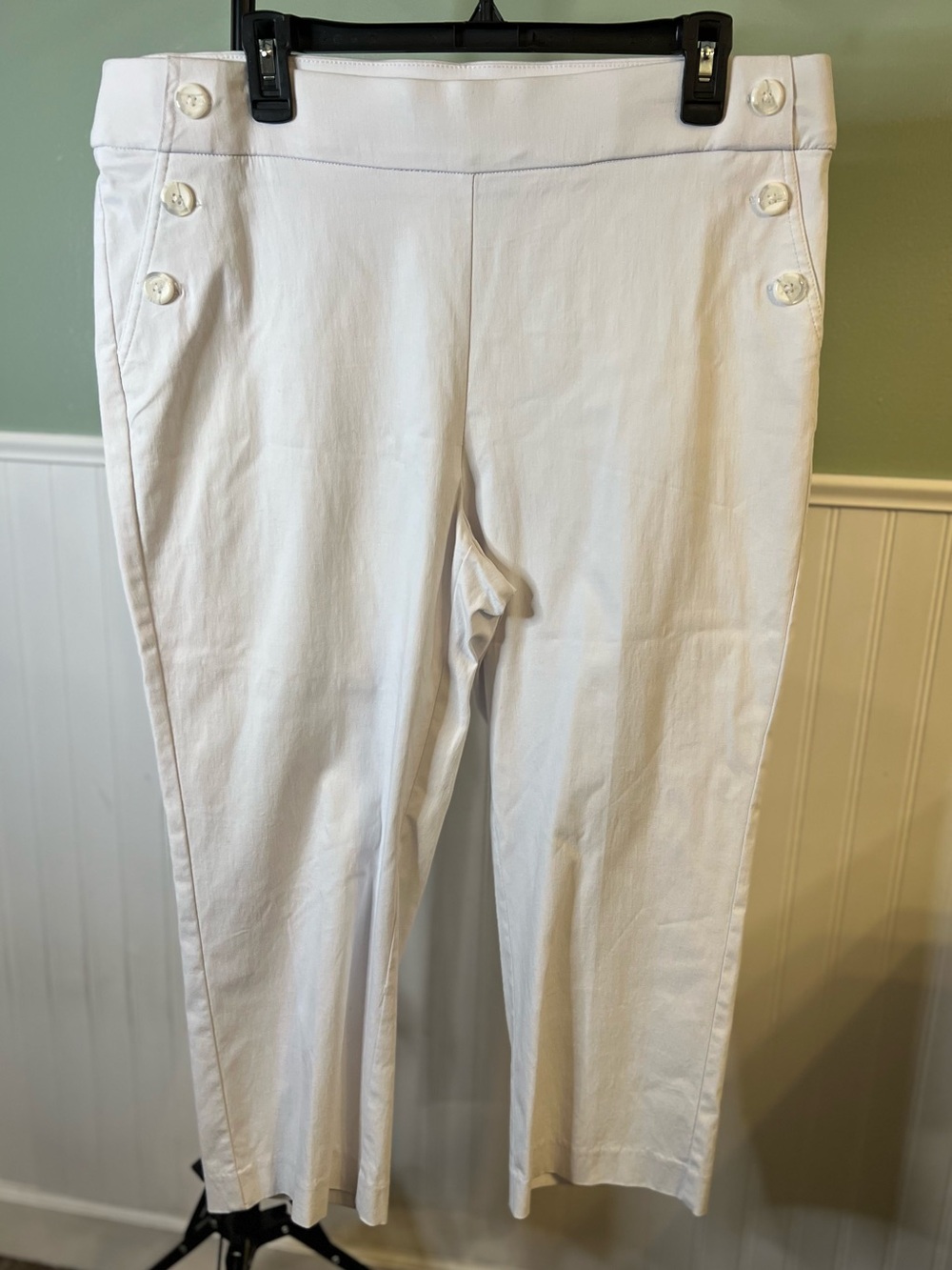 Briggs New York White Cropped Button-Accent Capris. Size 16